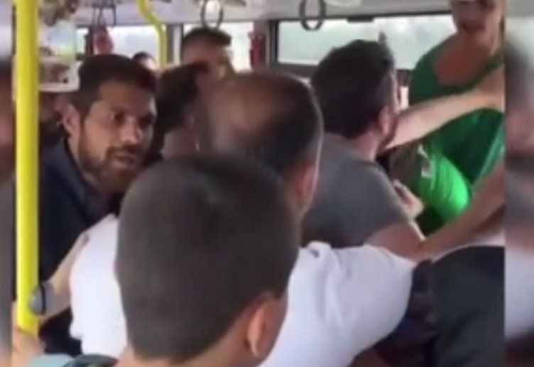 Metrobüste ortalık karıştı! Tıklım tıklım metrobüste birbirlerine uçan tekme attılar - Resim: 4