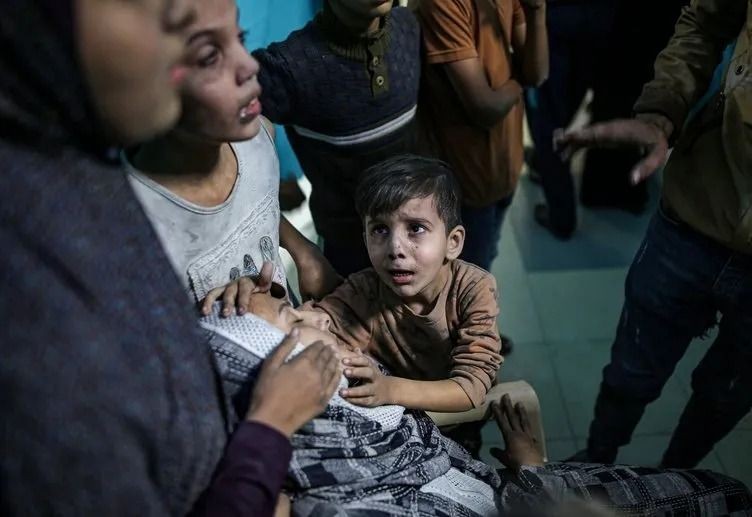 Katil İsrail'in hastane baskınından korkunç detaylar! Gözlerini bağlayıp kıyafetlerini çıkardılar - Resim: 8