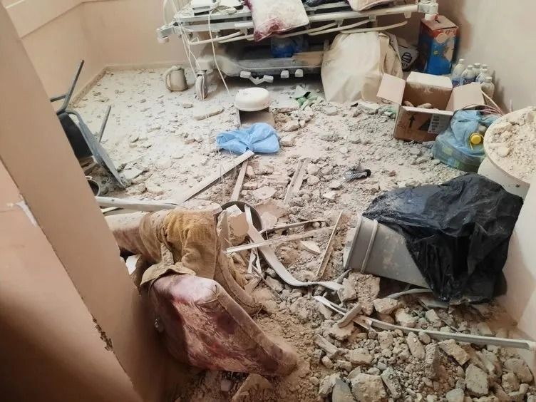 Katil İsrail'in hastane baskınından korkunç detaylar! Gözlerini bağlayıp kıyafetlerini çıkardılar - Resim: 3