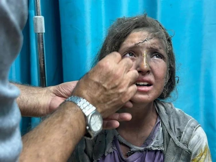 Katil İsrail'in hastane baskınından korkunç detaylar! Gözlerini bağlayıp kıyafetlerini çıkardılar - Resim: 7