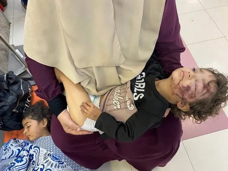 Katil İsrail'in hastane baskınından korkunç detaylar! Gözlerini bağlayıp kıyafetlerini çıkardılar - Resim: 9