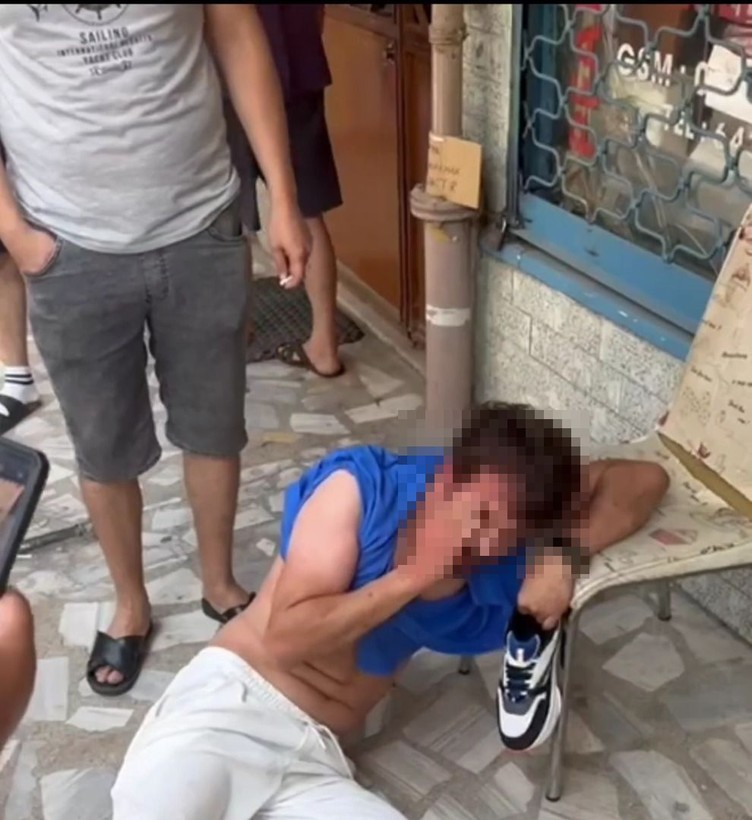 Taciz ettiği kadının eşi ve arkadaşları tarafından dövüldü; o anlar kameralara yansıdı - Resim: 1