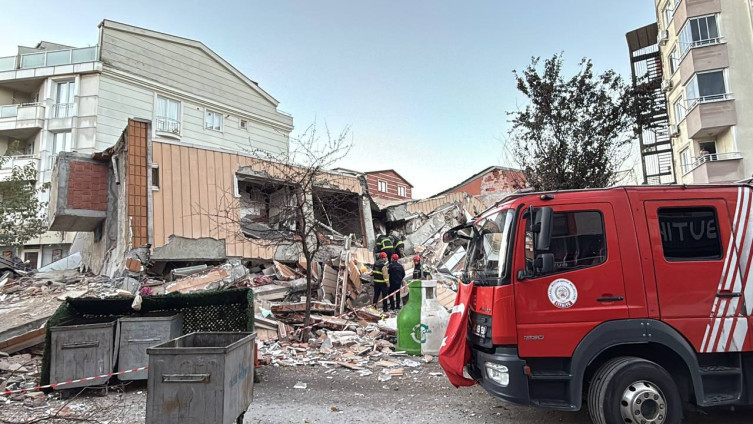 Kocaeli'de 7 katlı bina çöktü: Arama kurtarma çalışması sürüyor - Resim : 2