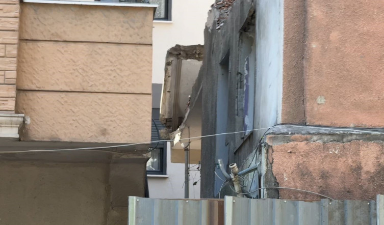 Kentsel dönüşüme giren bina kısmen çöktü: 1 ölü, 2 yaralı - Resim : 1