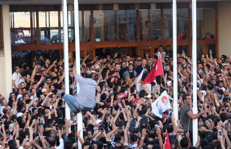 FETÖ'cü hainlerin darbe girişiminin üzerinden 9 yıl geçti - Resim : 5