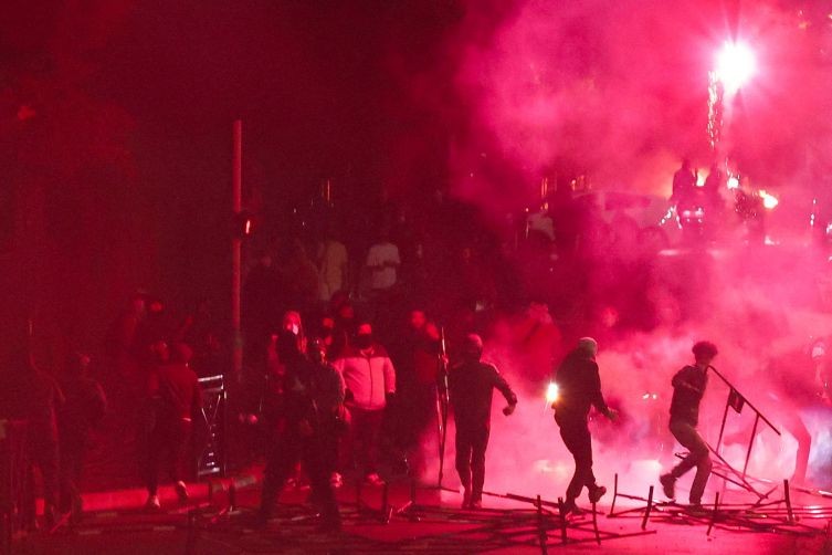 Sosyal medya bu olayı konuşuyor! Fransa'daki protestolar devam ediyor: Her yer ateşe verildi - Resim: 20