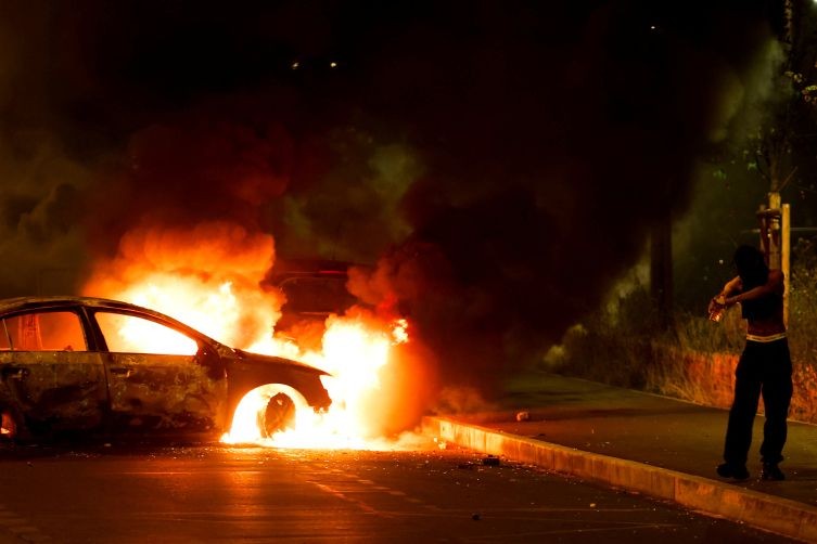 Sosyal medya bu olayı konuşuyor! Fransa'daki protestolar devam ediyor: Her yer ateşe verildi - Resim: 14