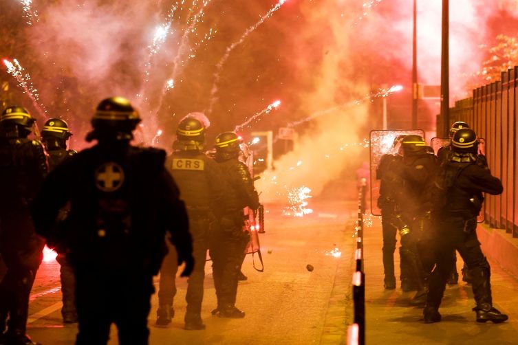 Sosyal medya bu olayı konuşuyor! Fransa'daki protestolar devam ediyor: Her yer ateşe verildi - Resim: 21