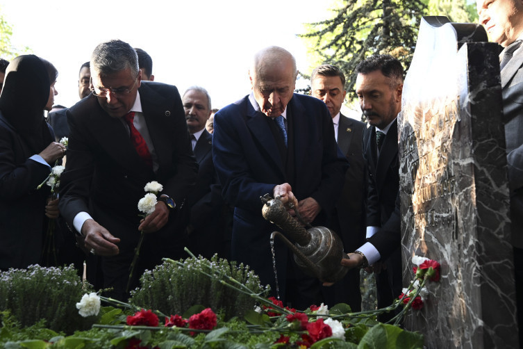 Devlet Bah&ccedil;eli, Alparslan T&uuml;rkeş'in kabrini ziyaret etti - Resim : 1