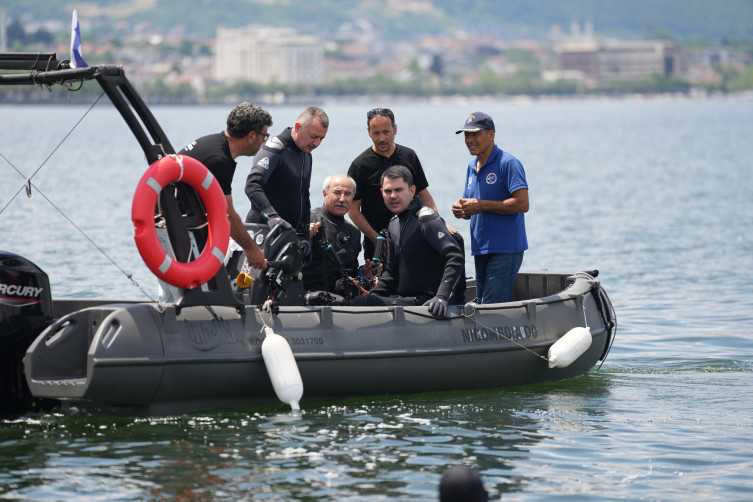 Bakan Kurum, dip çamuru temizliği yapılan İzmit Körfezi'nde daldı - Resim : 2