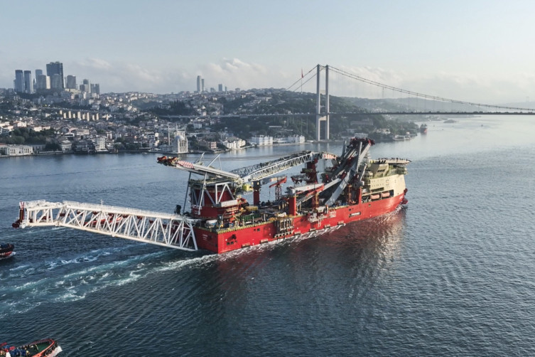 Dev doğalgaz boru hattı platformu İstanbul Boğazı'ndan geçti - Resim : 1