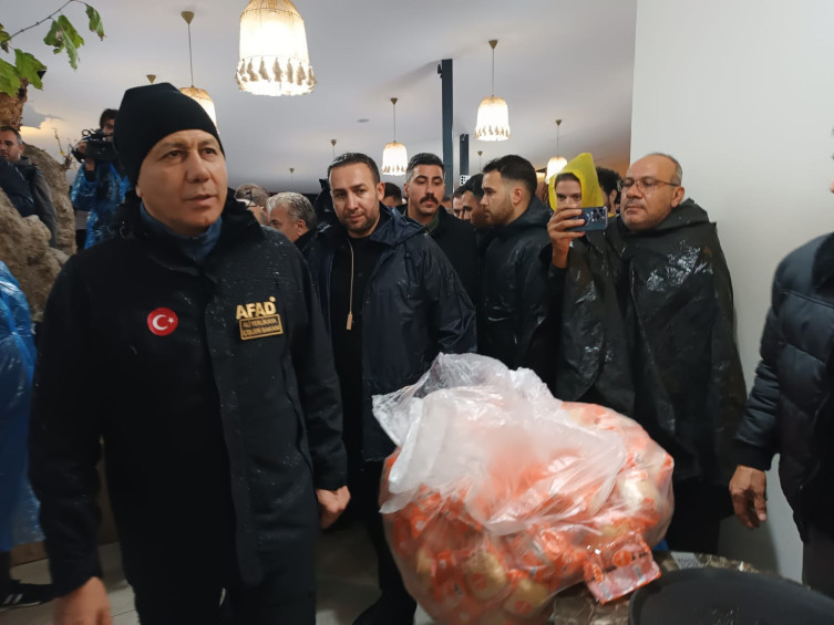 Bakan Yerlikaya, deprem bölgesinde incelemelerde bulundu - Resim : 1