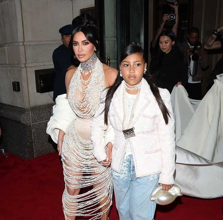 Met Galası'na Kim Kardashian'ın elbisesi damga vurdu! Tam 1000 saatte, 50 bin inciden yapıldı - Resim: 1