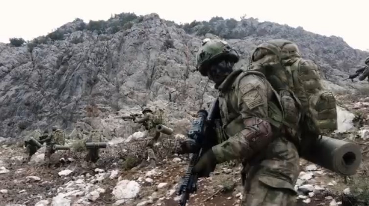 Milli Savunma Bakanlığı'ndan tüyleri diken diken eden video: Ezan oldum dinmedim, dinmem! - Resim: 16