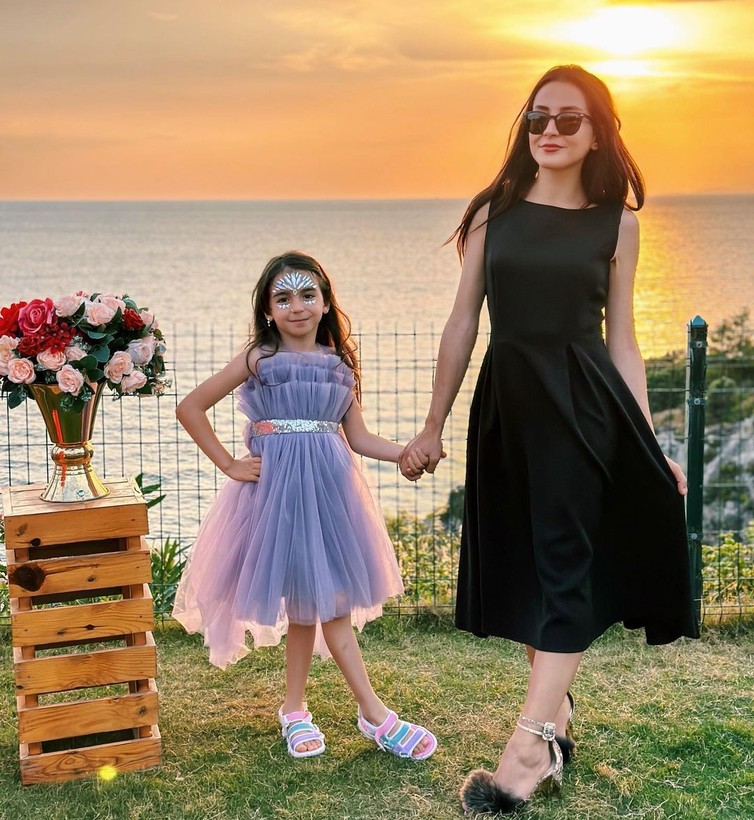Kemik kanseri, meme kanseri, lenfoma... Hepsini yendi kolon kanseriyle mücadeleyi kaybetti! Fenomen Ayşenur Parlak hayatını kaybetti - Resim: 7
