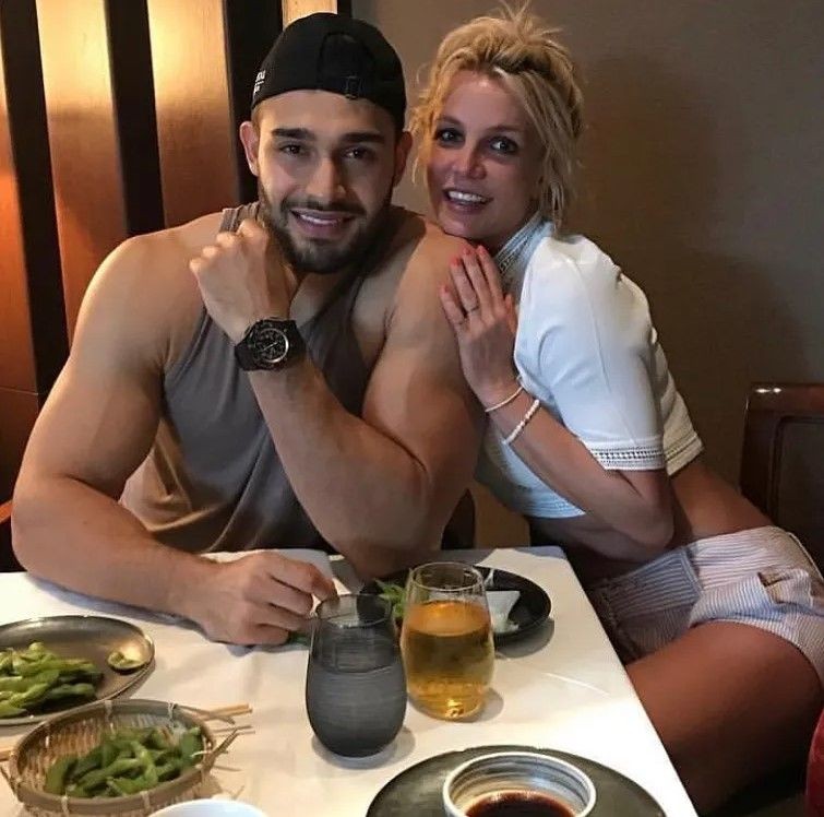 Sam Asghari'den boşanma kararı alan Britney Spears'den evliliğe veda partisi! Erkeklerin kucağında poz verdi - Resim: 2