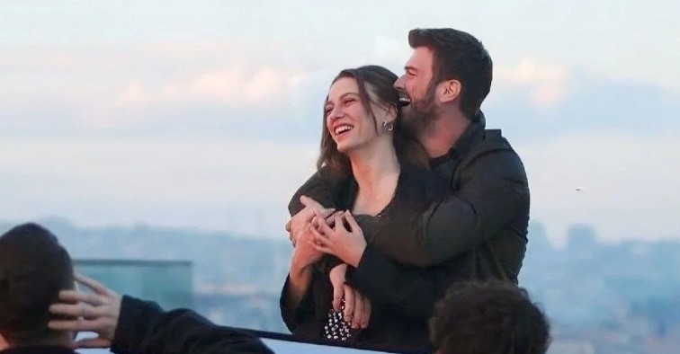 Aile dizisinde Kıvanç Tatlıtuğ ve Serenay Sarıkaya'nın öpüşme sahnesi sonrası Başak Dizer resti çekti mi? - Resim: 6