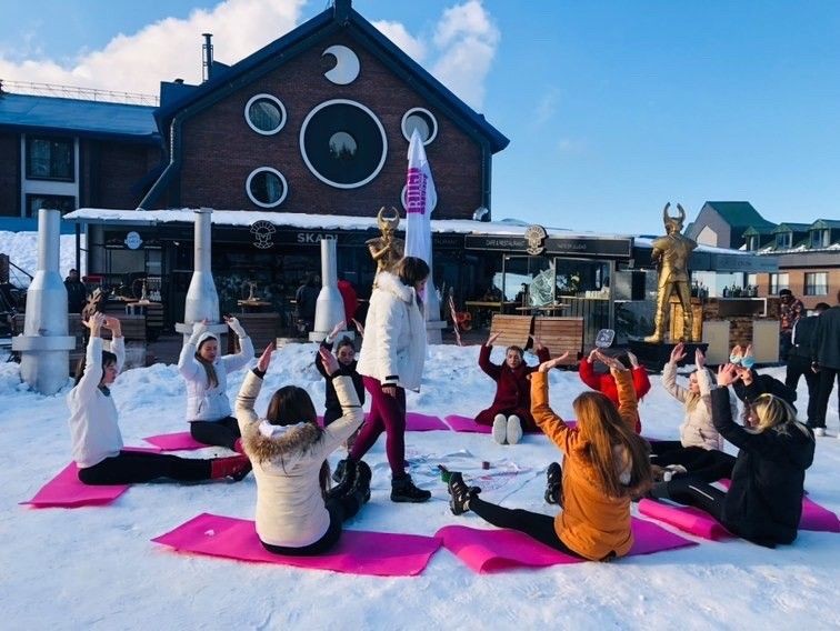 Uludağ'da bir işletmenin başlattığı 'karda yoga' etkinliğine turistlerden büyük ilgi! - Resim: 1