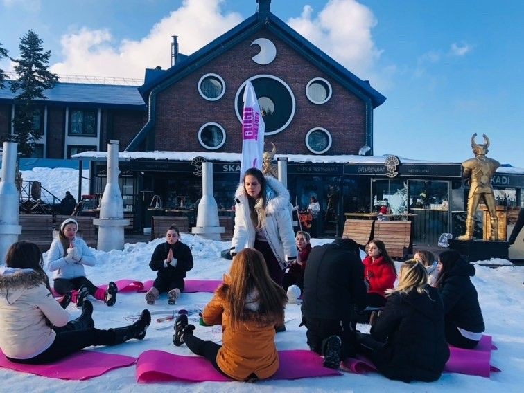 Uludağ'da bir işletmenin başlattığı 'karda yoga' etkinliğine turistlerden büyük ilgi! - Resim: 4