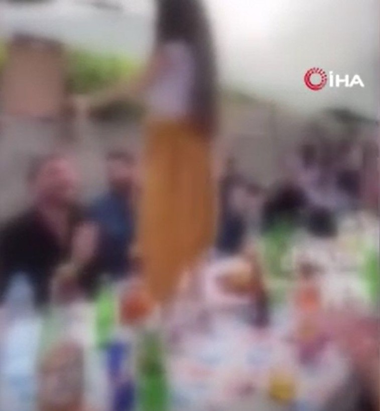 Sosyal medya Kayseri'den gelen görüntülerle ayağa kalktı! Küçük kızı alkol masasına çıkarıp oynattılar! Rezalete açıklama geldi - Resim: 6