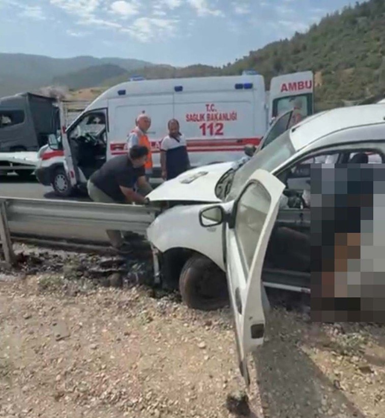 Osmaniye'de can kayıplı korkunç kaza! Bariyer motordan girdi bagajdan çıktı - Resim: 1