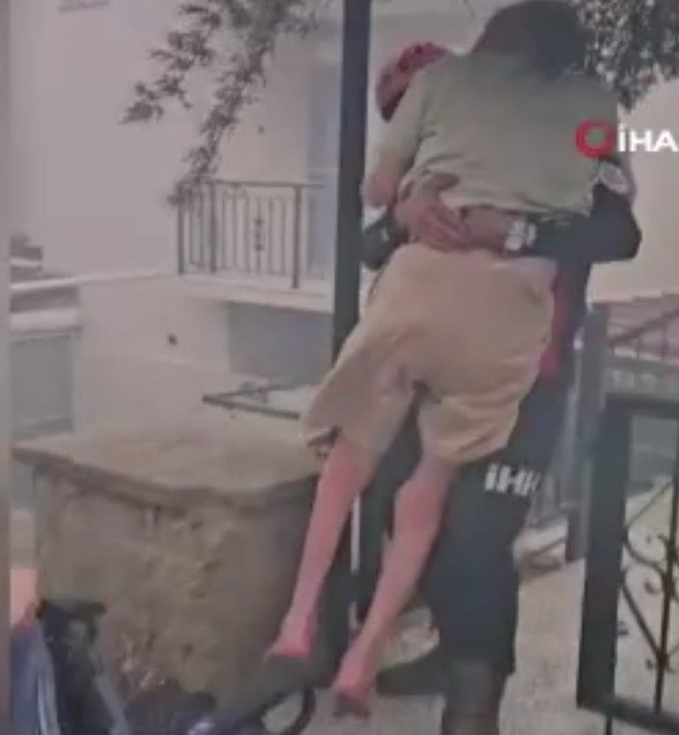 İzmir'deki yangından yürek sızlatan anlar: Mahsur kalanları ekipler böyle kurtardı - Resim: 5