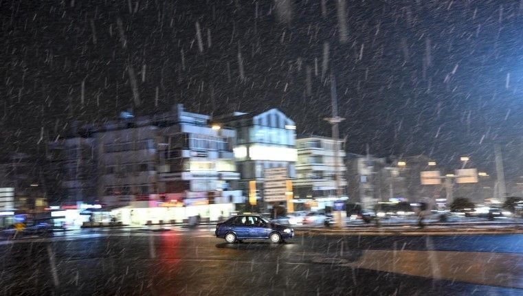 Başkent Ankara'da kar sevinci! Şehir beyaz örtüyle kaplandı, vatandaşlar karın keyfini çıkardı - Resim: 6