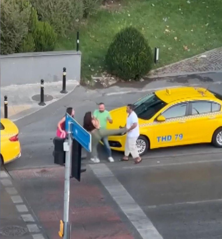 Beyoğlu'nda taksici ile kadınların kavgası kamerada - Resim: 4