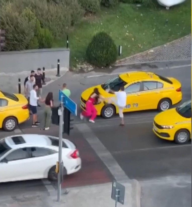 Beyoğlu'nda taksici ile kadınların kavgası kamerada - Resim: 2