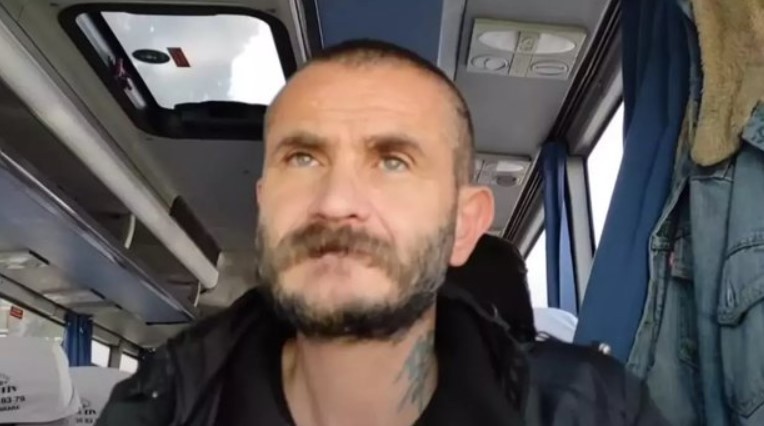 Benekli Ayhan lakabıyla bilinen sosyal medya fenomeni Ayhan Koç'a Isparta'da saldırdılar! Tekme tokat dayak anları video kayda alındı - Resim : 2
