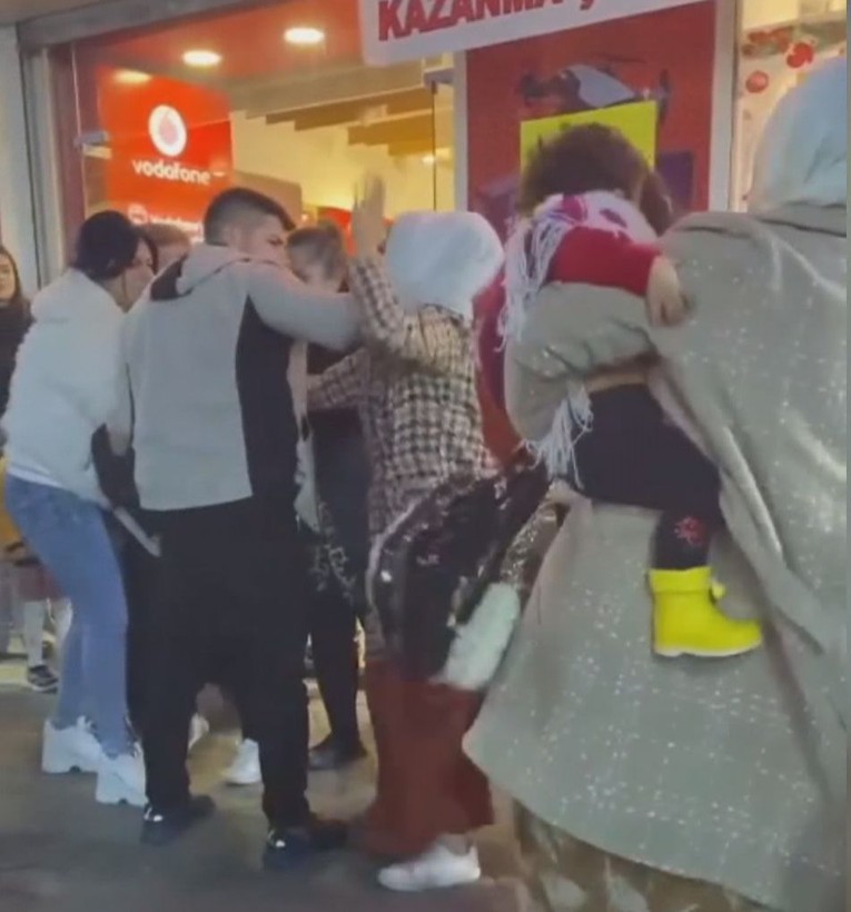 Eşiyle el ele gördüğü kadınla saç baş kavga etti, kimse ayıramadı - Resim: 4