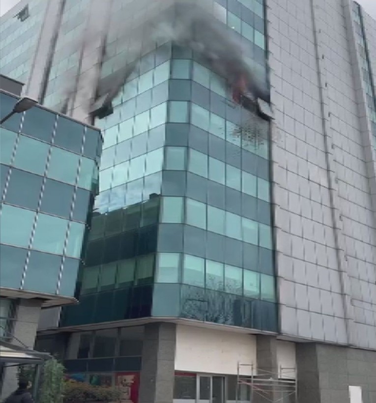 Zeytinburnu'nda 5 katlı iş merkezinde yangın! Yaralı var - Resim: 2