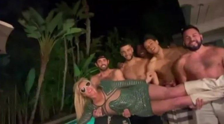 Sam Asghari'den boşanma kararı alan Britney Spears'den evliliğe veda partisi! Erkeklerin kucağında poz verdi - Resim: 9