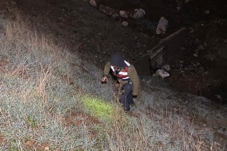 Adıyaman'da bir şahıs, 4 yaşındaki kız çocuğunu elinden tutup kaçırdı! Gece boyunca süren çalışmalar sonucu çocuk bulundu - Resim: 2