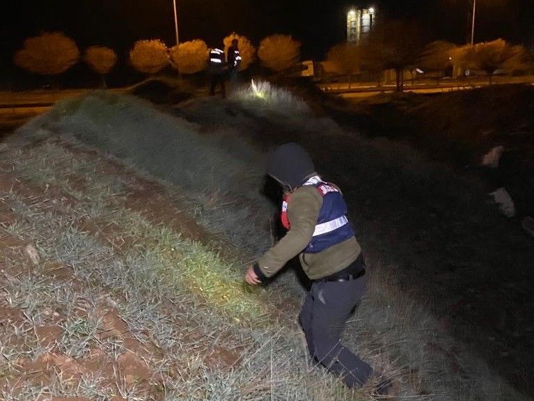 Adıyaman'da bir şahıs, 4 yaşındaki kız çocuğunu elinden tutup kaçırdı! Gece boyunca süren çalışmalar sonucu çocuk bulundu - Resim: 3