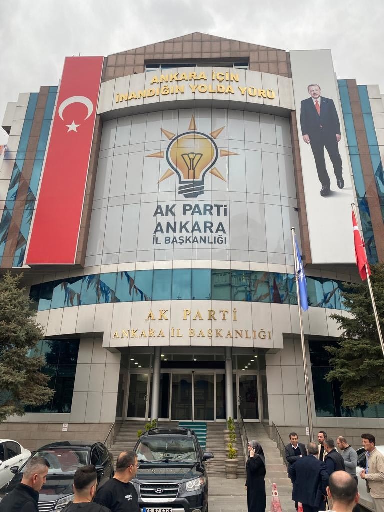 SON DAKİKA! AK Parti Ankara İl Başkanlığı binasına yönelik taşlı saldırı gerçekleştirildi - Resim : 1