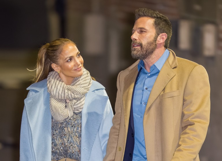 Jeniffer Lopez ve Ben Affleck çiftinden kırmızı halıda dillere düşecek hareket! Önce tartıştı sonra öpüşerek poz verdiler - Resim: 6