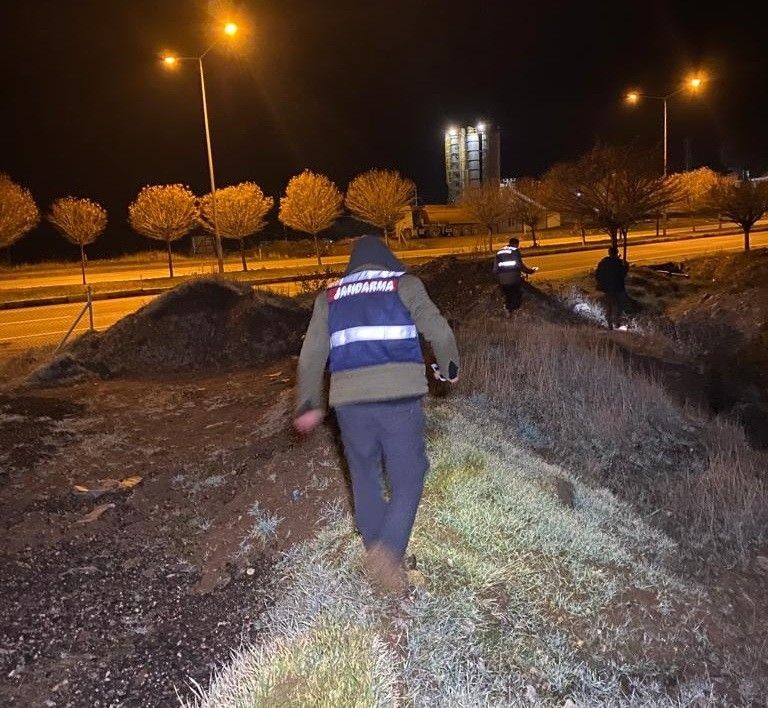 Adıyaman'da bir şahıs, 4 yaşındaki kız çocuğunu elinden tutup kaçırdı! Gece boyunca süren çalışmalar sonucu çocuk bulundu - Resim: 4