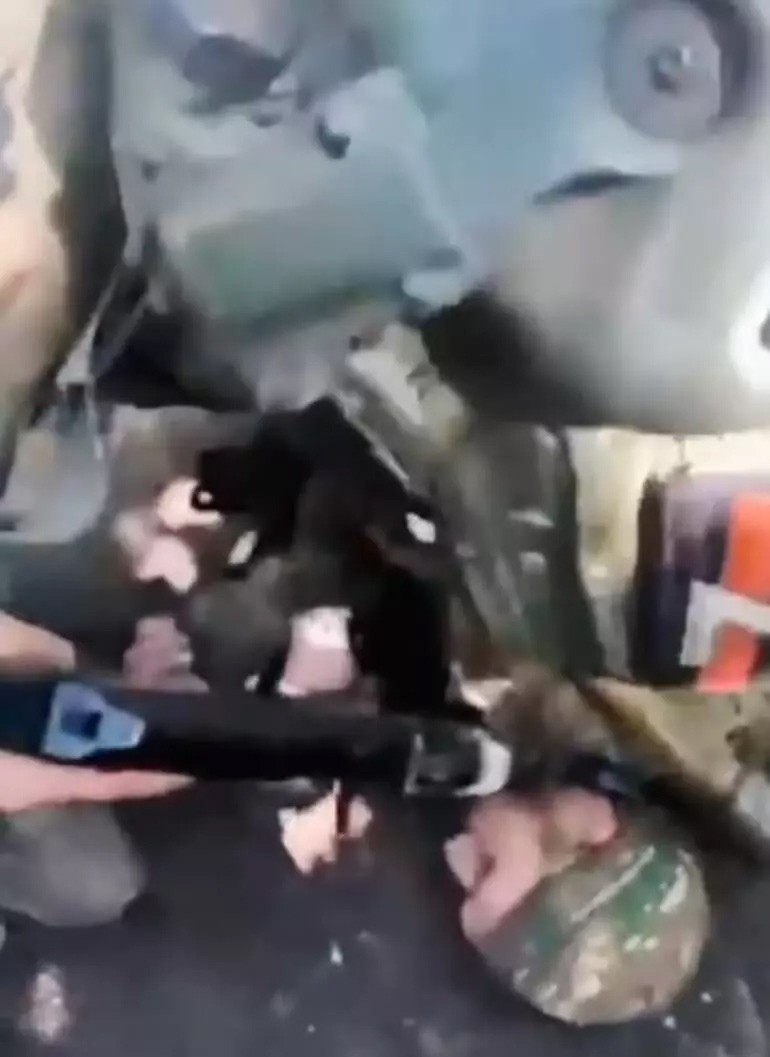 Ukraynalı askere baltalı eziyet! Omurgalarını kırmakla tehdit ettiler - Resim : 2