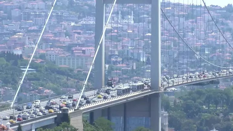 15 Temmuz Şehitler Köprüsü’nde intihar girişimi: Taksi şoförüne silah gösterip köprüye sürdü - Resim : 1