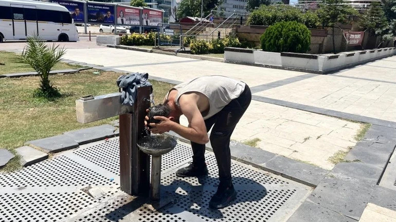 Yurt genelinde yılın en sıcak günü yaşandı: Vatandaşlar sahillere ve gölgelere akın etti - Resim : 2