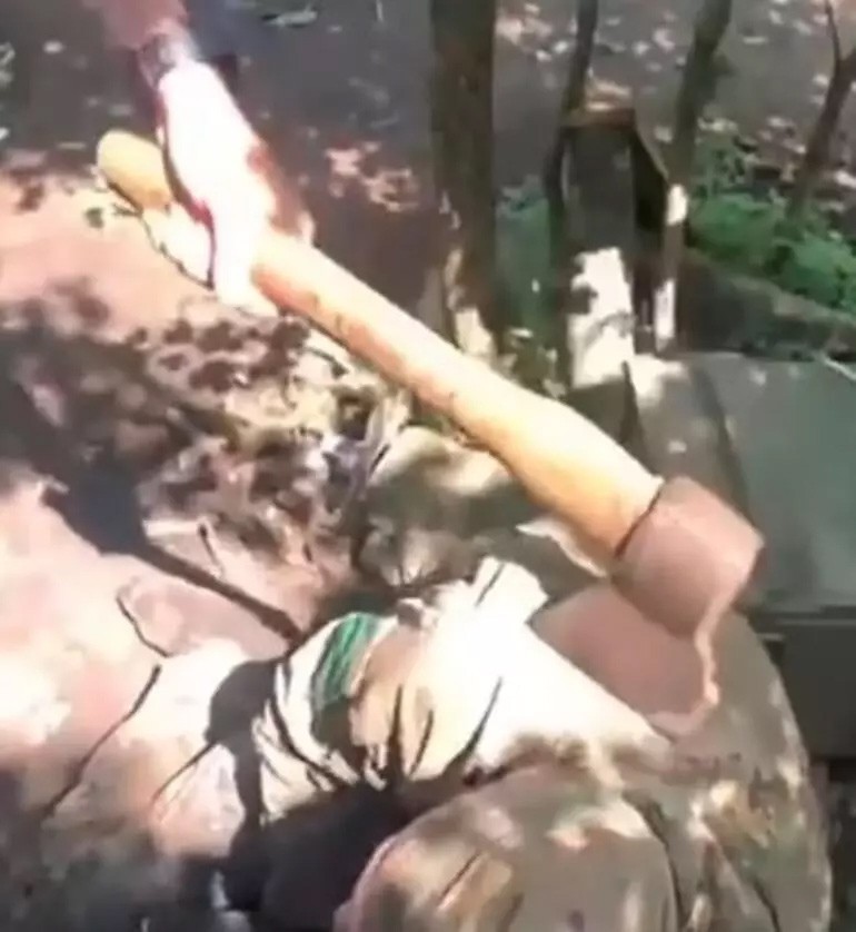 Ukraynalı askere baltalı eziyet! Omurgalarını kırmakla tehdit ettiler - Resim : 3