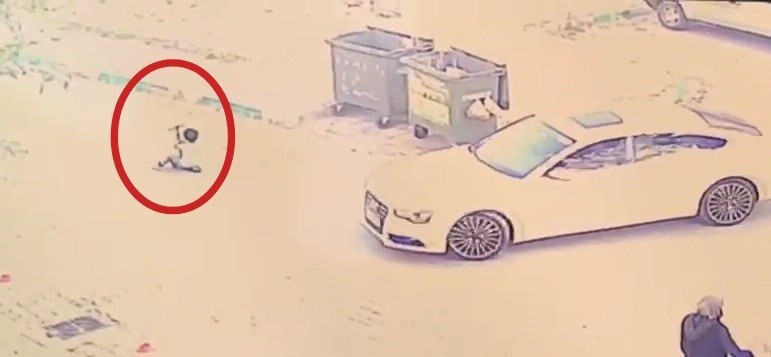Bursa'da otomobil çocuğun üzerinden geçti! Kaza anı kamerada - Resim : 2