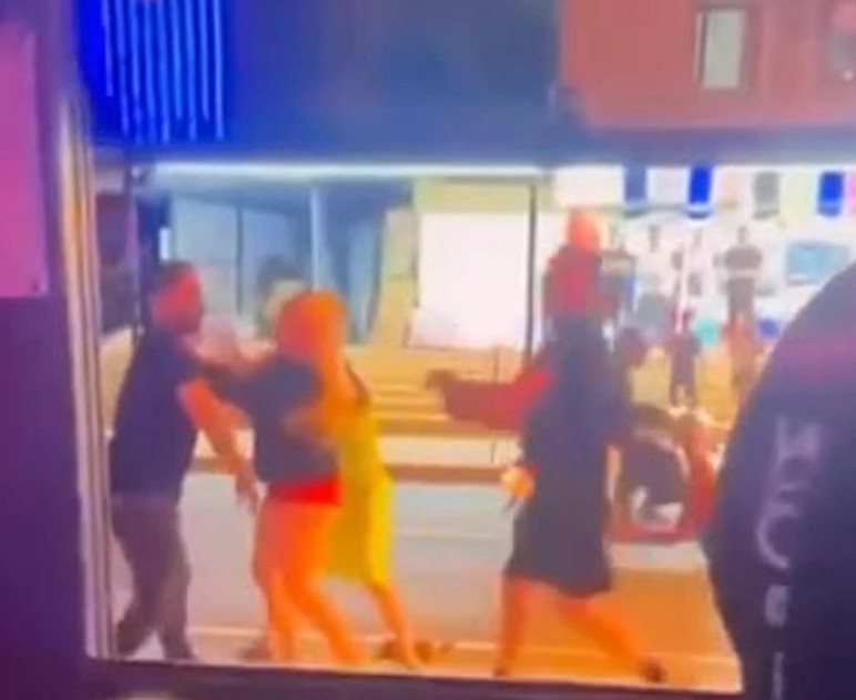 Marmaris'te yine olay! Yabancı turistleri tekme tokat dövdüler - Resim : 4
