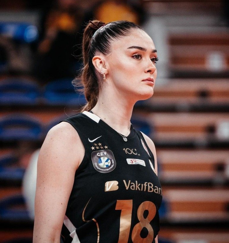 Kaptan Zehra Güneş'in Vegas çıkarması! Sütyen etek kombinine yorum yağdı - Resim: 4