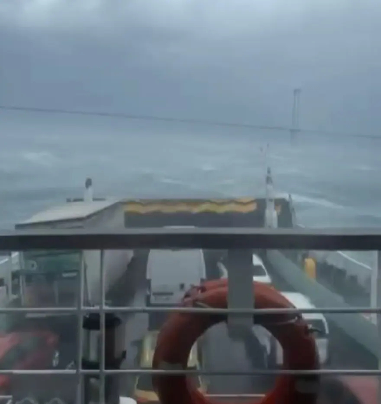 Yalova'da arabalı feribot fırtınada sürüklendi! Çok sayıda yolcu mahsur kaldı - Resim: 2