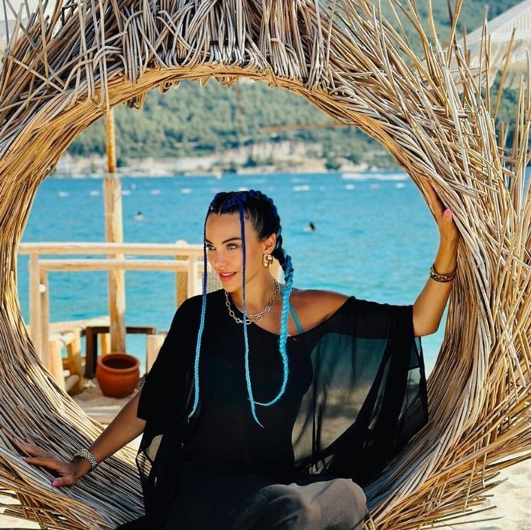 Tuvana Türkay'dan Yunanistan plajlarında bikiniyle oryantal şov! - Resim: 13