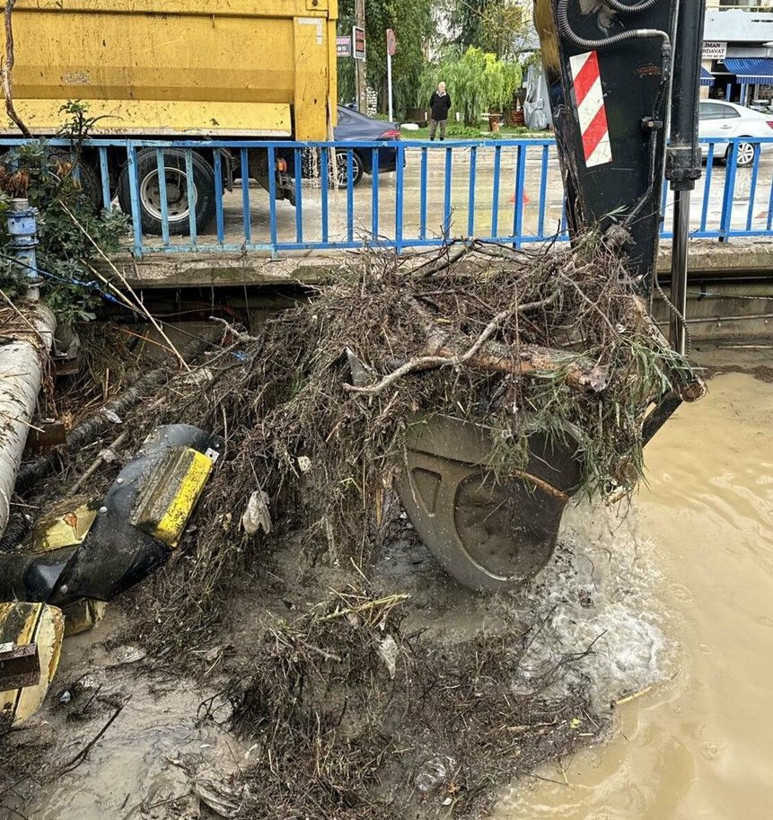 İzmir'de etkili olan sağanak hayatı felç etti: Dereler taştı, denizin rengi değişti, evleri su bastı - Resim: 4