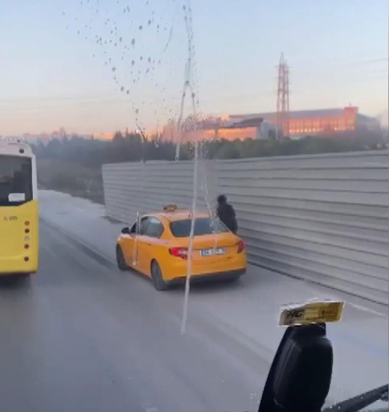 Esenyurt'ta taksici kaldırımdaki scooterlı kadına çarptı - Resim: 4