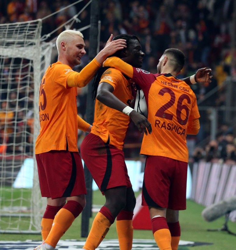 Galatasaray, İstanbulspor'u 2-1 yendi Süper Lig'de liderliğe yükseldi - Resim: 2
